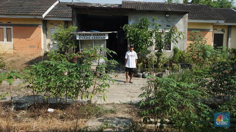 Suasana rumah yang tidak terawat di perumahan subsidi Villa Kencana Cikarang, Kab Bekasi, Jawa Barat, Senin (10/6/2024). (CNBC Indonesia/Muhammad Sabki
