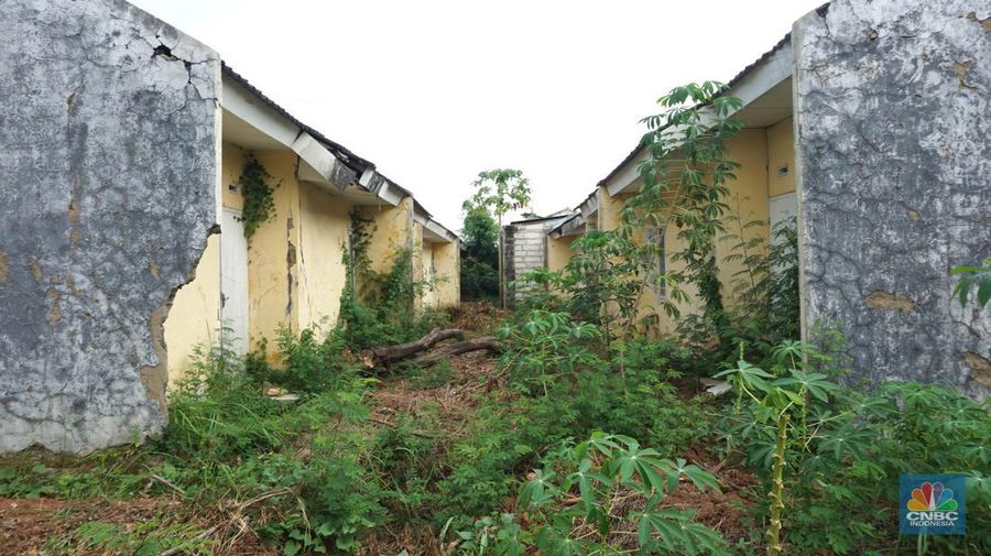 Suasana rumah yang tidak terawat di perumahan subsidi Villa Kencana Cikarang, Kab Bekasi, Jawa Barat, Senin (10/6/2024). (CNBC Indonesia/Muhammad Sabki)