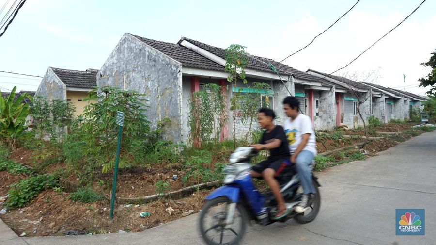Suasana rumah yang tidak terawat di perumahan subsidi Villa Kencana Cikarang, Kab Bekasi, Jawa Barat, Senin (10/6/2024). (CNBC Indonesia/Muhammad Sabki