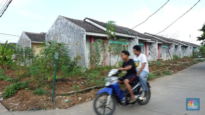 Suasana rumah yang tidak terawat di perumahan subsidi Villa Kencana Cikarang, Kab Bekasi, Jawa Barat, Senin (10/6/2024). (CNBC Indonesia/Muhammad Sabki