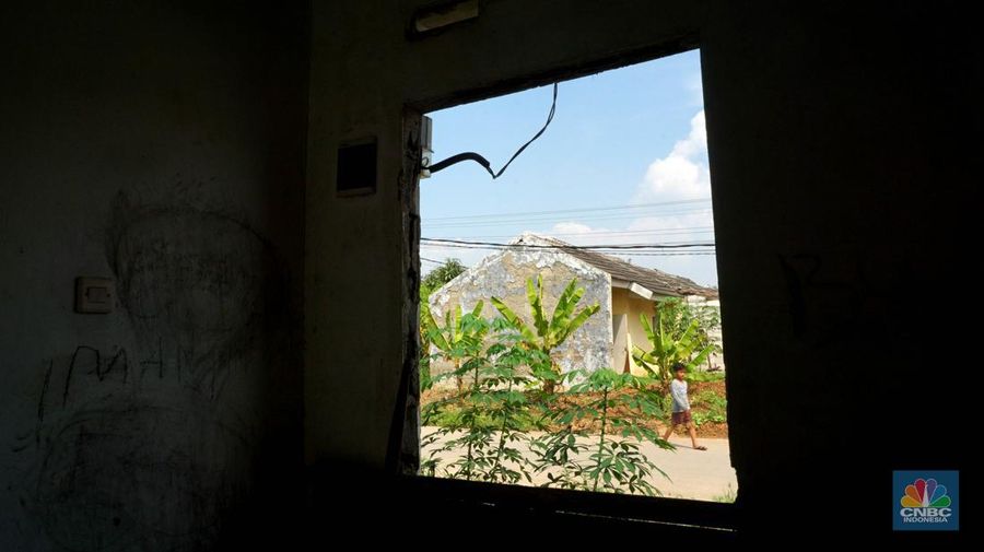 Suasana rumah yang tidak terawat di perumahan subsidi Villa Kencana Cikarang, Kab Bekasi, Jawa Barat, Senin (10/6/2024). (CNBC Indonesia/Muhammad Sabki