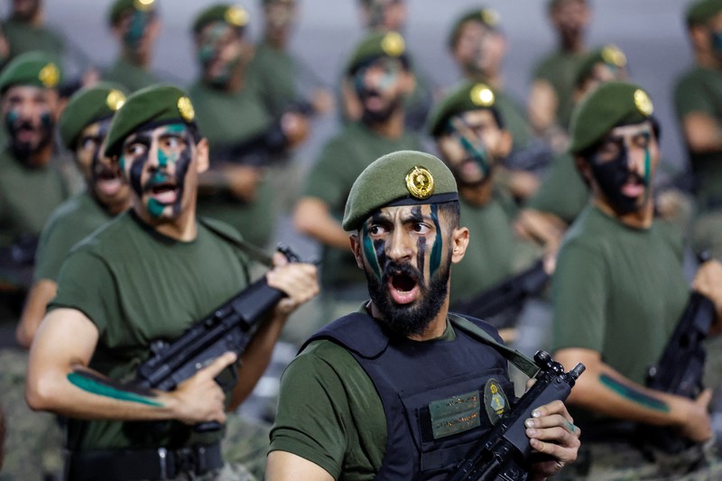 Anggota pasukan keamanan Saudi berpartisipasi dalam parade persiapan ibadah haji tahunan, di kota suci Mekah, Arab Saudi, 10 Juni 2024. (REUTERS/Mohammed Torokman)