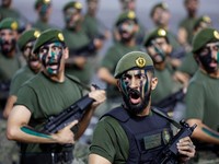 Anggota pasukan keamanan Saudi berpartisipasi dalam parade persiapan ibadah haji tahunan, di kota suci Mekah, Arab Saudi, 10 Juni 2024. (REUTERS/Mohammed Torokman)