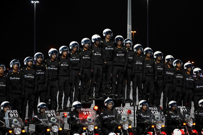 Anggota pasukan keamanan Saudi berpartisipasi dalam parade persiapan ibadah haji tahunan, di kota suci Mekah, Arab Saudi, 10 Juni 2024. Anggota pasukan keamanan Saudi berpartisipasi dalam parade persiapan ibadah haji tahunan, di kota suci Mekah, Arab Saudi, 10 Juni 2024. (REUTERS/Mohammed Torokman)