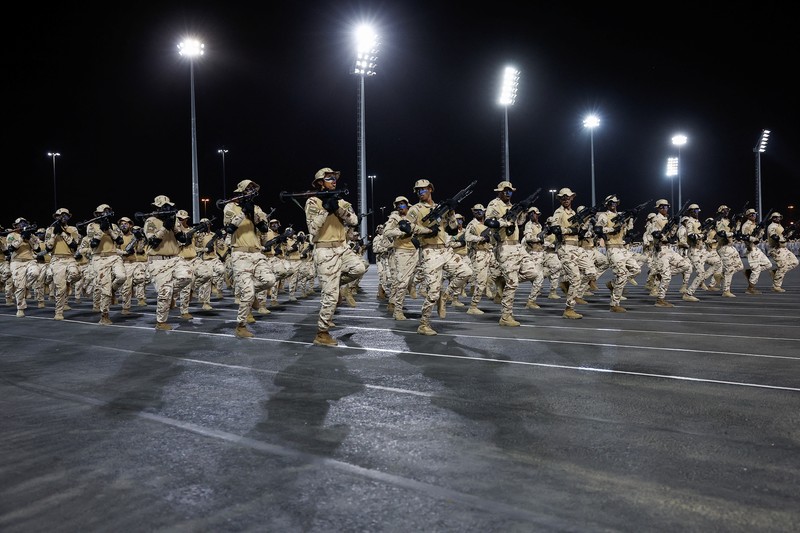 Anggota pasukan keamanan Saudi berpartisipasi dalam parade persiapan ibadah haji tahunan, di kota suci Mekah, Arab Saudi, 10 Juni 2024. (REUTERS/Mohammed Torokman)