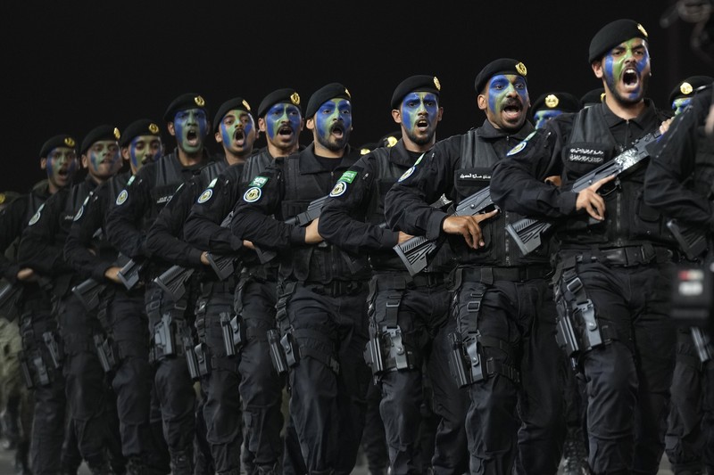 Anggota pasukan keamanan Saudi berpartisipasi dalam parade persiapan ibadah haji tahunan, di kota suci Mekah, Arab Saudi, 10 Juni 2024. (REUTERS/Mohammed Torokman)
