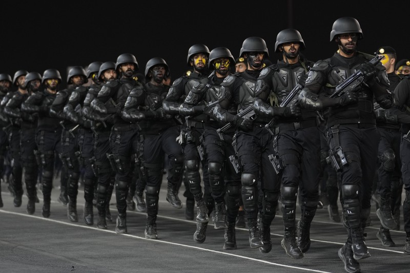 Anggota pasukan keamanan Saudi berpartisipasi dalam parade persiapan ibadah haji tahunan, di kota suci Mekah, Arab Saudi, 10 Juni 2024. Anggota pasukan keamanan Saudi berpartisipasi dalam parade persiapan ibadah haji tahunan, di kota suci Mekah, Arab Saudi, 10 Juni 2024. (REUTERS/Mohammed Torokman)