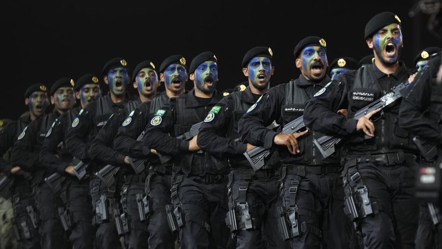 Anggota pasukan Saudi untuk haji dan umrah melakukan parade militer dalam persiapan ibadah haji tahunan di kota suci umat Islam Mekah, Arab Saudi, Senin, 10 Juni 2024. (AP Photo/Rafiq Maqbool)