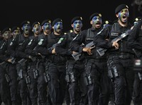 Anggota pasukan Saudi untuk haji dan umrah melakukan parade militer dalam persiapan ibadah haji tahunan di kota suci umat Islam Mekah, Arab Saudi, Senin, 10 Juni 2024. (AP Photo/Rafiq Maqbool)