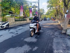 Melihat Showcase Jalan Aspal Plastik di Jimbaran