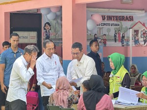Didampingi Heru Budi, Jokowi Tinjau Posyandu Taman Sawo di Jaksel