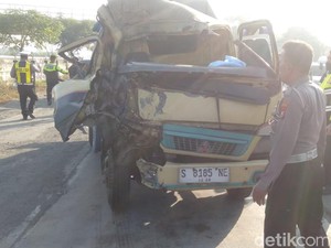 Sopir Truk Tangki Air Tewas Tabrak Dump Truk Parkir di Sidoarjo