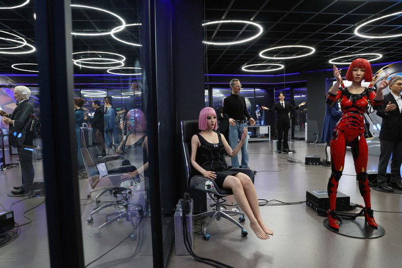 Museum Sains dan Teknologi Masa Depan EX di Dalian, China, memiliki koleksi benda-benda robotik termasuk robot humanoid. (REUTERS/Florence Lo) Museum Sains dan Teknologi Masa Depan EX di Dalian, China, memiliki koleksi benda-benda robotik termasuk robot humanoid. (REUTERS/Florence Lo)