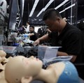 Museum Sains dan Teknologi Masa Depan EX di Dalian, China, memiliki koleksi benda-benda robotik termasuk robot humanoid. (REUTERS/Florence Lo)