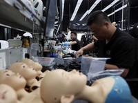 Museum Sains dan Teknologi Masa Depan EX di Dalian, China, memiliki koleksi benda-benda robotik termasuk robot humanoid. (REUTERS/Florence Lo)