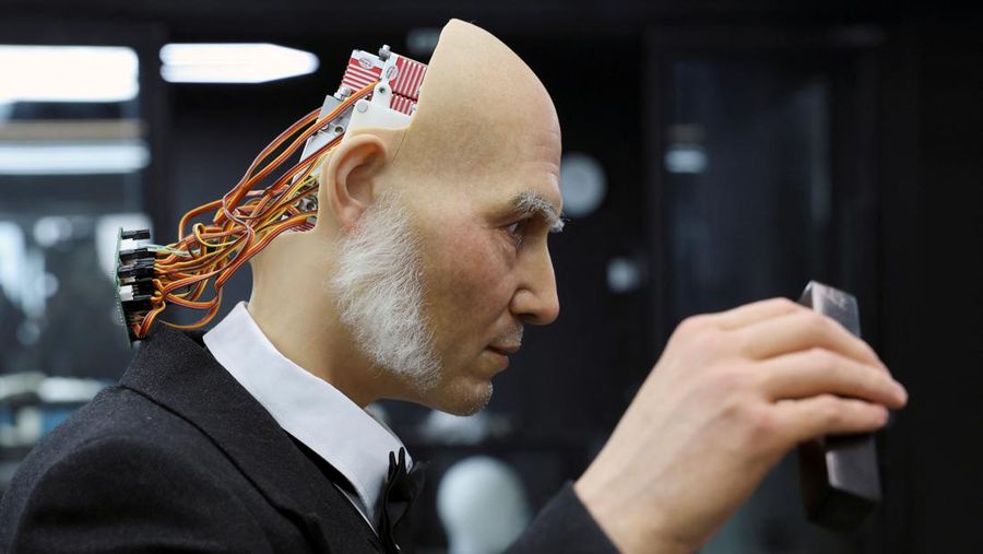 Museum Sains dan Teknologi Masa Depan EX di Dalian, China, memiliki koleksi benda-benda robotik termasuk robot humanoid. (REUTERS/Florence Lo)
