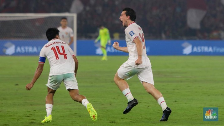 Pemain Tim Nasional (Timnas) Indonesia, Thom Haye melakukan selebrasi usai mencetak gol ke gawang Filipina di Stadion Utama Gelora Bung Karno (GBK) Senayan, Jakarta, Selasa (11/6/2024). (CNBC Indonesia/Faisal Rahman)