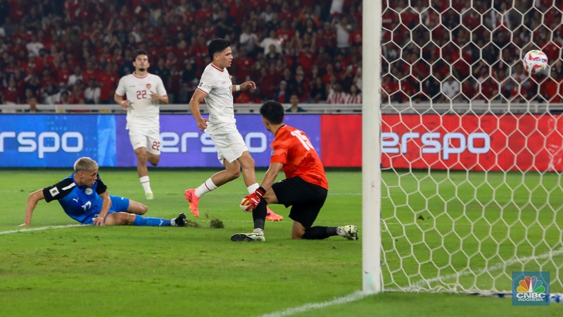 Tim Nasional (Timnas) Indonesia berhasil mengalahkan Filipina dalam lanjutan babak Kualifikasi Piala Dunia 2026 di Stadion Utama Gelora Bung Karno (SUGBK) Senayan, Jakarta, Selasa (11/6/2024). (CNBC Indonesia/Faisal Rahman) Tim Nasional (Timnas) Indonesia berhasil mengalahkan Filipina dalam lanjutan babak Kualifikasi Piala Dunia 2026 di Stadion Utama Gelora Bung Karno (SUGBK) Senayan, Jakarta, Selasa (11/6/2024). (CNBC Indonesia/Faisal Rahman)