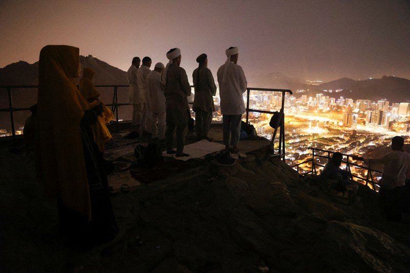 Peziarah Muslim mengunjungi Gunung Al-Noor, tempat umat Islam percaya Nabi Muhammad menerima kata-kata pertama Alquran melalui Jibril di gua Hira, menjelang ibadah haji tahunan di kota suci Mekah, Arab Saudi, 11 Juni 2024. Peziarah Muslim mengunjungi Gunung Al-Noor, tempat umat Islam percaya Nabi Muhammad menerima kata-kata pertama Alquran melalui Jibril di gua Hira, menjelang ibadah haji tahunan di kota suci Mekah, Arab Saudi, 11 Juni 2024. (REUTERS/Mohammed Torokman)