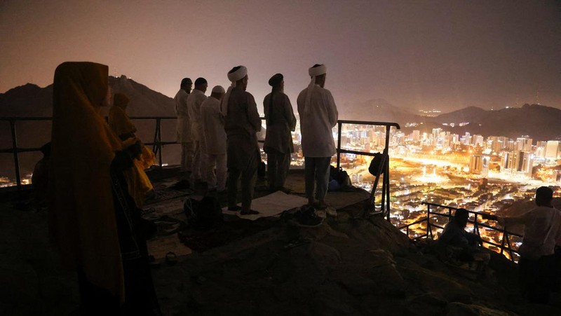 Peziarah Muslim mengunjungi Gunung Al-Noor, tempat umat Islam percaya Nabi Muhammad menerima kata-kata pertama Alquran melalui Jibril di gua Hira, menjelang ibadah haji tahunan di kota suci Mekah, Arab Saudi, 11 Juni 2024. (REUTERS/Mohammed Torokman)