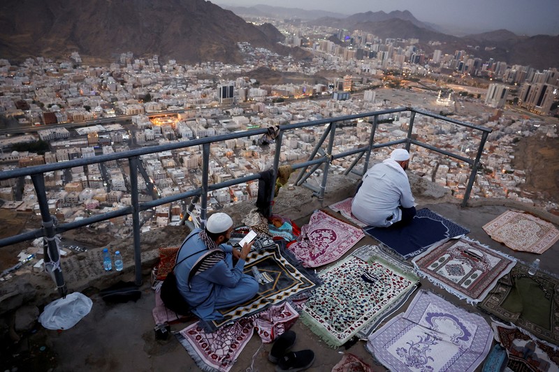 Peziarah Muslim mengunjungi Gunung Al-Noor, tempat umat Islam percaya Nabi Muhammad menerima kata-kata pertama Alquran melalui Jibril di gua Hira, menjelang ibadah haji tahunan di kota suci Mekah, Arab Saudi, 11 Juni 2024. Peziarah Muslim mengunjungi Gunung Al-Noor, tempat umat Islam percaya Nabi Muhammad menerima kata-kata pertama Alquran melalui Jibril di gua Hira, menjelang ibadah haji tahunan di kota suci Mekah, Arab Saudi, 11 Juni 2024. (REUTERS/Mohammed Torokman)