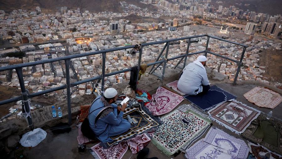 Peziarah Muslim mengunjungi Gunung Al-Noor, tempat umat Islam percaya Nabi Muhammad menerima kata-kata pertama Alquran melalui Jibril di gua Hira, menjelang ibadah haji tahunan di kota suci Mekah, Arab Saudi, 11 Juni 2024. (REUTERS/Mohammed Torokman)