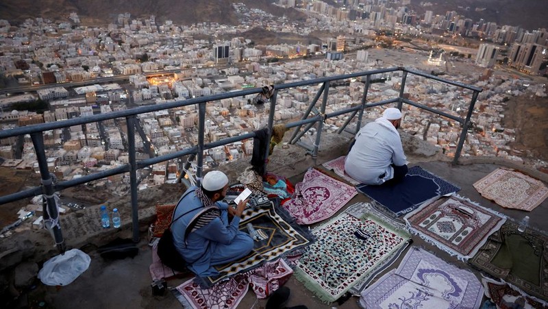 Peziarah Muslim mengunjungi Gunung Al-Noor, tempat umat Islam percaya Nabi Muhammad menerima kata-kata pertama Alquran melalui Jibril di gua Hira, menjelang ibadah haji tahunan di kota suci Mekah, Arab Saudi, 11 Juni 2024. (REUTERS/Mohammed Torokman)