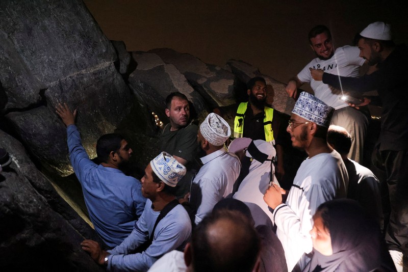 Peziarah Muslim mengunjungi Gunung Al-Noor, tempat umat Islam percaya Nabi Muhammad menerima kata-kata pertama Alquran melalui Jibril di gua Hira, menjelang ibadah haji tahunan di kota suci Mekah, Arab Saudi, 11 Juni 2024. Peziarah Muslim mengunjungi Gunung Al-Noor, tempat umat Islam percaya Nabi Muhammad menerima kata-kata pertama Alquran melalui Jibril di gua Hira, menjelang ibadah haji tahunan di kota suci Mekah, Arab Saudi, 11 Juni 2024. (REUTERS/Mohammed Torokman)