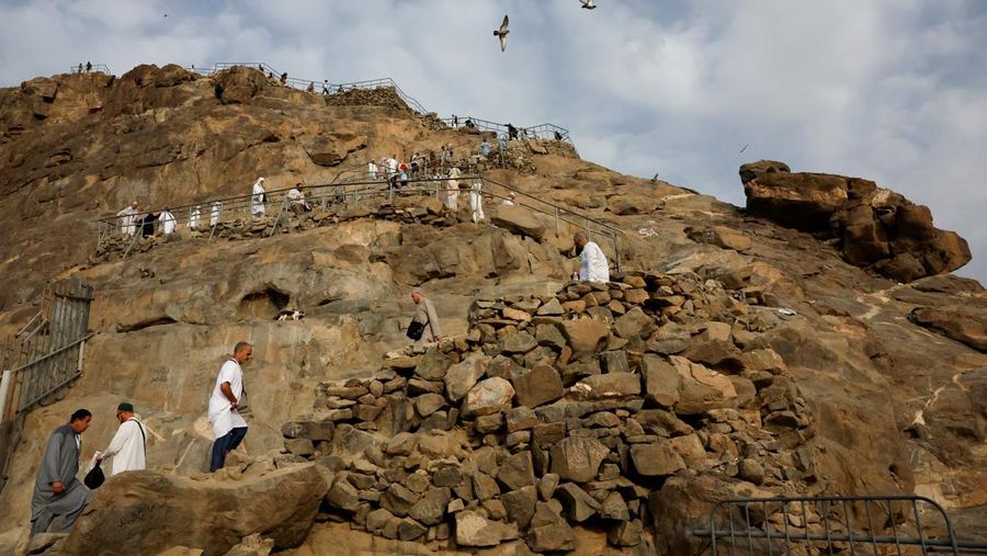 Peziarah Muslim mengunjungi Gunung Al-Noor, tempat umat Islam percaya Nabi Muhammad menerima kata-kata pertama Alquran melalui Jibril di gua Hira, menjelang ibadah haji tahunan di kota suci Mekah, Arab Saudi, 11 Juni 2024. (REUTERS/Mohammed Torokman)