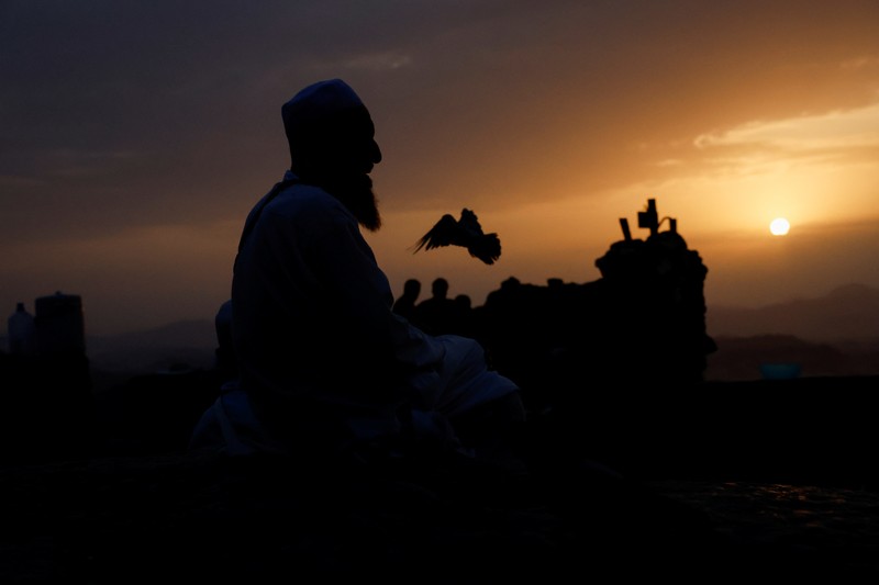 Peziarah Muslim mengunjungi Gunung Al-Noor, tempat umat Islam percaya Nabi Muhammad menerima kata-kata pertama Alquran melalui Jibril di gua Hira, menjelang ibadah haji tahunan di kota suci Mekah, Arab Saudi, 11 Juni 2024. (REUTERS/Mohammed Torokman)