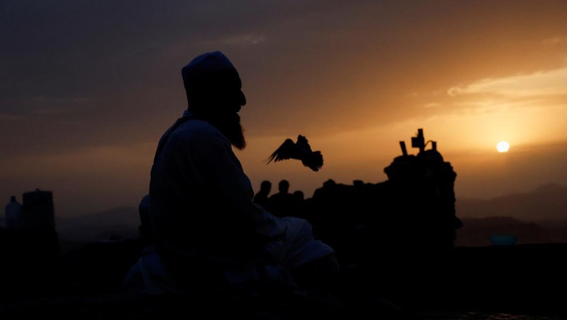 Peziarah Muslim mengunjungi Gunung Al-Noor, tempat umat Islam percaya Nabi Muhammad menerima kata-kata pertama Alquran melalui Jibril di gua Hira, menjelang ibadah haji tahunan di kota suci Mekah, Arab Saudi, 11 Juni 2024. (REUTERS/Mohammed Torokman)