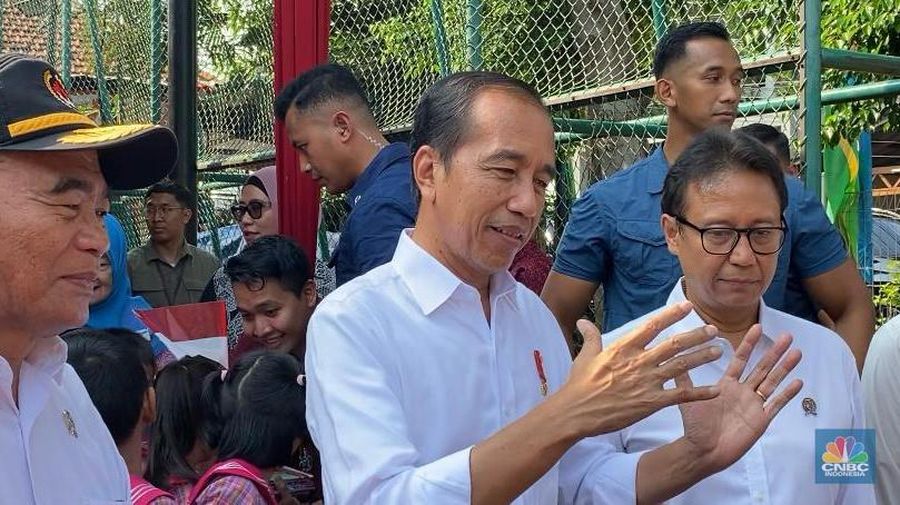 Presiden Joko Widodo memberikan keterangan pers setelah kunjungan di Posyandu Terintegrasi RW 02 RPTRA Taman Sawo, Kebayoran Baru, Kota Jakarta Selatan, Selasa (11/6/2024). (CNBC Indonesia/Emir Yanwardhana)