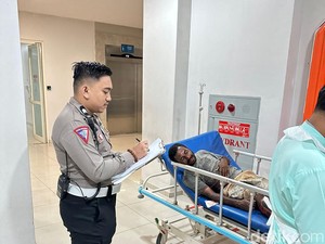 Mobil Bawa Ayam Tabrak ODGJ di Makassar, Korban Dilarikan ke RS