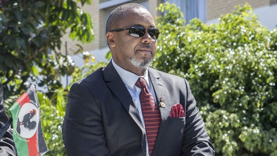 Saulos Klaus Chilima, Wakil Presiden Malawi dan presiden United Transformation Movement (UTM), meninggalkan Hotel Mount Soche di Blantyre pada 6 Mei 2020. (AFP/AMOS GUMULIRA)