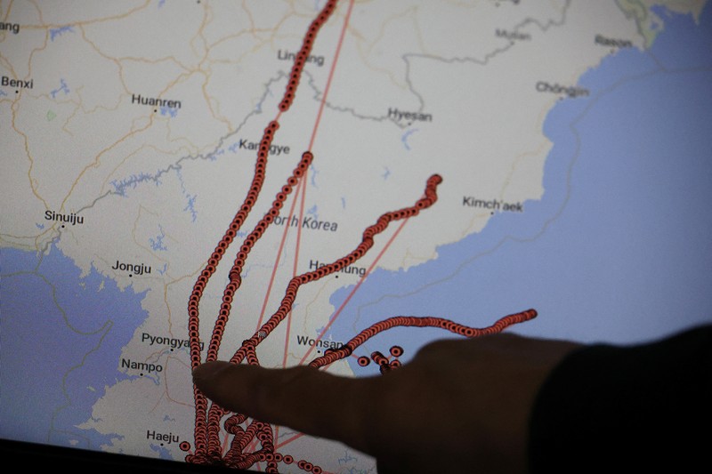 Sebuah monitor menunjukkan pelacakan GPS pada balon yang dibuat oleh kelompok aktivis yang berbasis di Seoul yang dirancang untuk mendistribusikan pesan anti-Korea Utara di wilayah Korea Utara di Seoul, Korea Selatan, 3 Juni 2024. (REUTERS/Kim Hong-Ji)