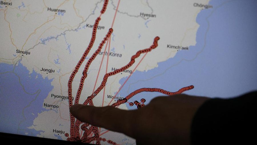 Sebuah monitor menunjukkan pelacakan GPS pada balon yang dibuat oleh kelompok aktivis yang berbasis di Seoul yang dirancang untuk mendistribusikan pesan anti-Korea Utara di wilayah Korea Utara di Seoul, Korea Selatan, 3 Juni 2024. (REUTERS/Kim Hong-Ji)