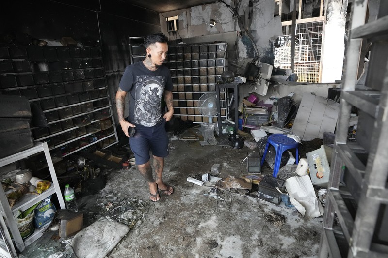Sekitar 1.000 hewan mati dalam peristiwa kebakaran di pasar Chatuchak yang terkenal di Bangkok pada Selasa (11/6) pagi. Memusnahkan hampir 100 toko. (REUTERS/Chalinee Thirasupa )