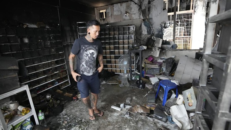 Sekitar 1.000 hewan mati dalam peristiwa kebakaran di pasar Chatuchak yang terkenal di Bangkok pada Selasa (11/6) pagi. Memusnahkan hampir 100 toko. (REUTERS/Chalinee Thirasupa )