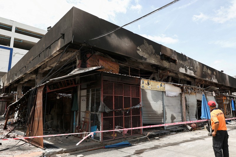 Sekitar 1.000 hewan mati dalam peristiwa kebakaran di pasar Chatuchak yang terkenal di Bangkok pada Selasa (11/6) pagi. Memusnahkan hampir 100 toko. (REUTERS/Chalinee Thirasupa )