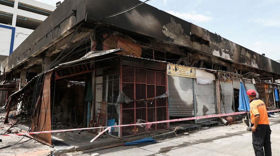 Sekitar 1.000 hewan mati dalam peristiwa kebakaran di pasar Chatuchak yang terkenal di Bangkok pada Selasa (11/6) pagi. Memusnahkan hampir 100 toko. (REUTERS/Chalinee Thirasupa )