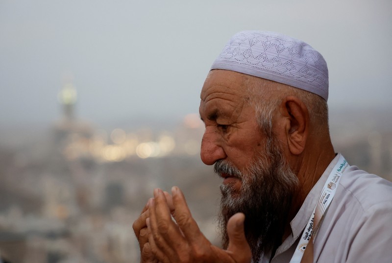 Peziarah Muslim mengunjungi Gunung Al-Noor, tempat umat Islam percaya Nabi Muhammad menerima kata-kata pertama Alquran melalui Jibril di gua Hira, menjelang ibadah haji tahunan di kota suci Mekah, Arab Saudi, 11 Juni 2024. (REUTERS/Mohammed Torokman)