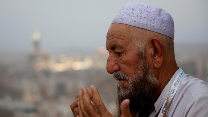 Seorang peziarah Muslim berdoa di Gunung Al-Noor, tempat umat Islam percaya Nabi Muhammad menerima kata-kata pertama Alquran melalui Jibril di gua Hira, menjelang ibadah haji tahunan di kota suci Mekah, Arab Saudi, 11 Juni 2024. (REUTERS/Mohammed Torokman)