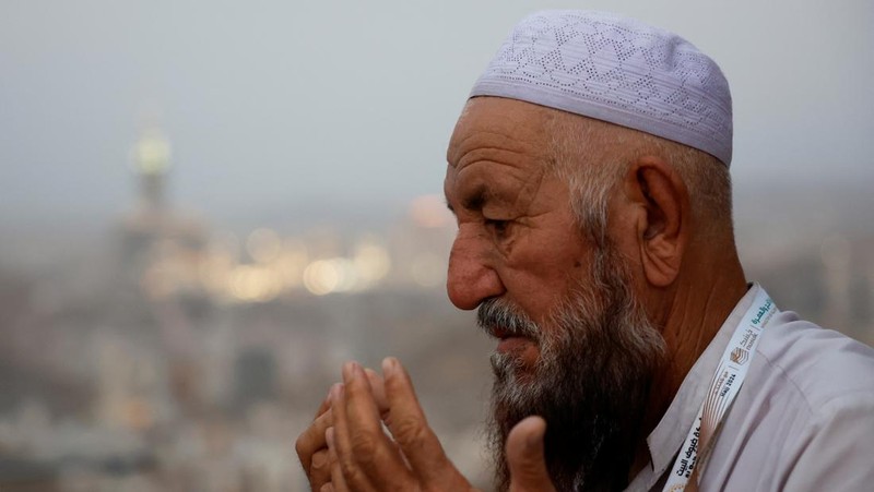 Peziarah Muslim mengunjungi Gunung Al-Noor, tempat umat Islam percaya Nabi Muhammad menerima kata-kata pertama Alquran melalui Jibril di gua Hira, menjelang ibadah haji tahunan di kota suci Mekah, Arab Saudi, 11 Juni 2024. (REUTERS/Mohammed Torokman)