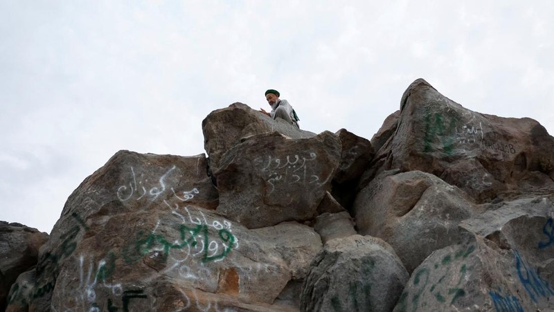 Peziarah Muslim mengunjungi Gunung Al-Noor, tempat umat Islam percaya Nabi Muhammad menerima kata-kata pertama Alquran melalui Jibril di gua Hira, menjelang ibadah haji tahunan di kota suci Mekah, Arab Saudi, 11 Juni 2024. (REUTERS/Mohammed Torokman)