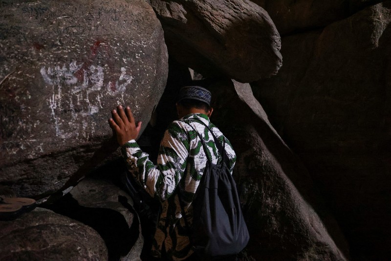 Peziarah Muslim mengunjungi Gunung Al-Noor, tempat umat Islam percaya Nabi Muhammad menerima kata-kata pertama Alquran melalui Jibril di gua Hira, menjelang ibadah haji tahunan di kota suci Mekah, Arab Saudi, 11 Juni 2024. (REUTERS/Mohammed Torokman)