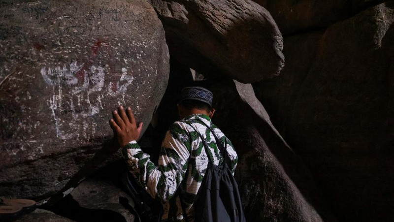 Peziarah Muslim mengunjungi Gunung Al-Noor, tempat umat Islam percaya Nabi Muhammad menerima kata-kata pertama Alquran melalui Jibril di gua Hira, menjelang ibadah haji tahunan di kota suci Mekah, Arab Saudi, 11 Juni 2024. (REUTERS/Mohammed Torokman)