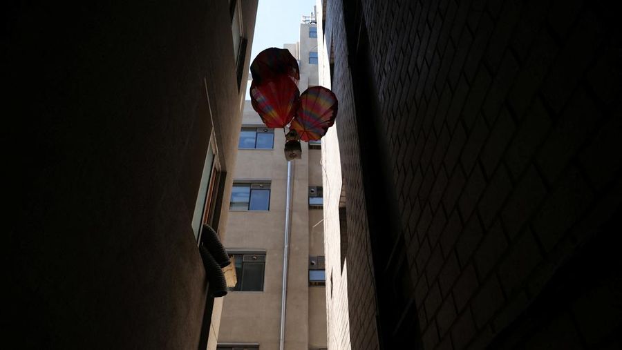 Sebuah monitor menunjukkan pelacakan GPS pada balon yang dibuat oleh kelompok aktivis yang berbasis di Seoul yang dirancang untuk mendistribusikan pesan anti-Korea Utara di wilayah Korea Utara di Seoul, Korea Selatan, 3 Juni 2024. (REUTERS/Kim Hong-Ji)