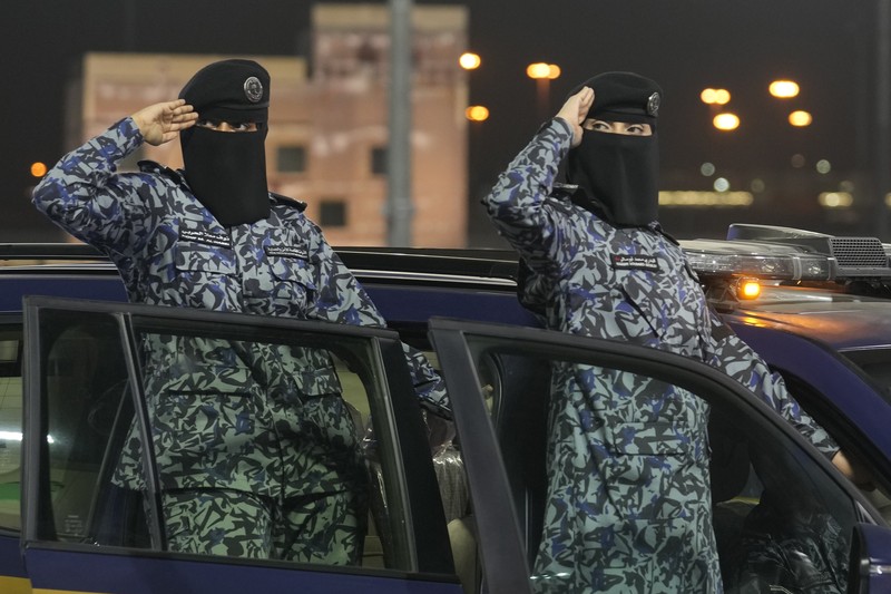 Anggota pasukan keamanan Saudi berpartisipasi dalam parade persiapan ibadah haji tahunan, di kota suci Mekah, Arab Saudi, 10 Juni 2024. (REUTERS/Mohammed Torokman)
