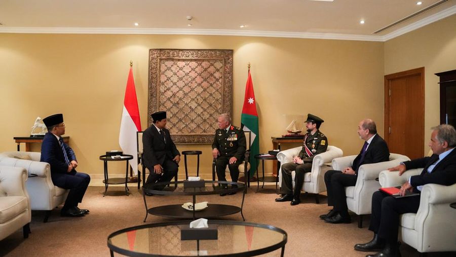Yang Mulia Raja Abdullah II didampingi HRH Putra Mahkota Al Hussein menerima Presiden terpilih dan Menteri Pertahanan RI Prabowo Subianto. (X @RHCJO)