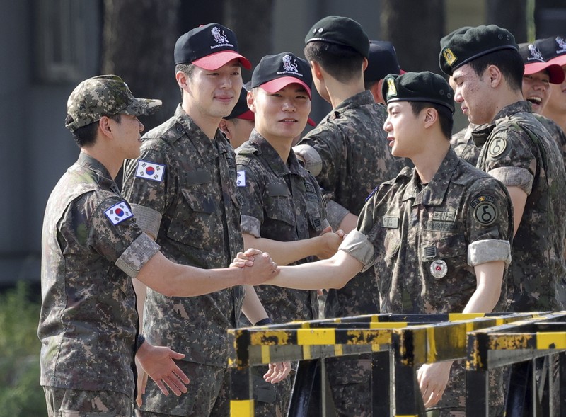 Boy band K-pop anggota BTS Jin berpose untuk foto setelah keluar dari militer di Yeoncheon, Korea Selatan, 12 Juni 2024. Boy band K-pop anggota BTS Jin berpose untuk foto setelah keluar dari militer di Yeoncheon, Korea Selatan, 12 Juni 2024. (Yonhap via REUTERS)